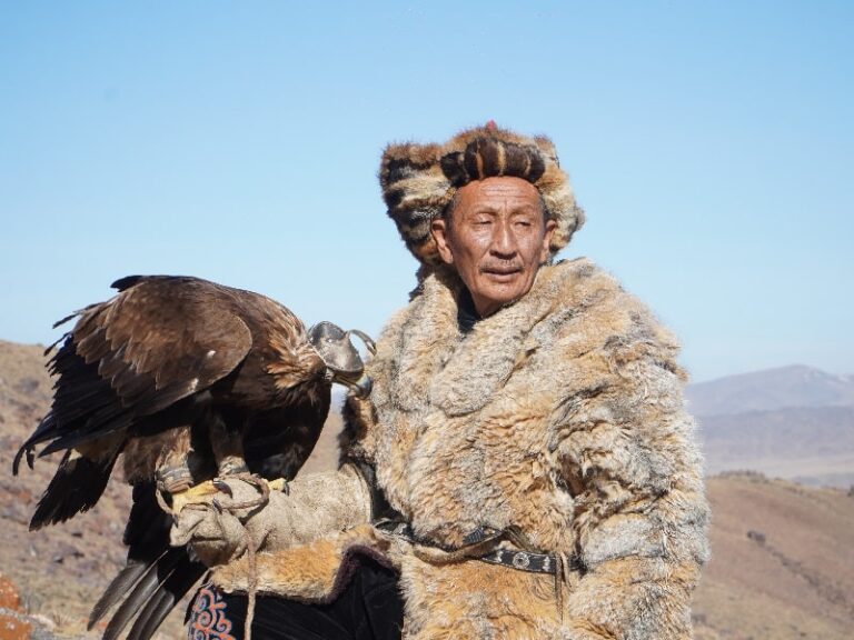 Mongolian eagle hunters: Masters of golden eagles