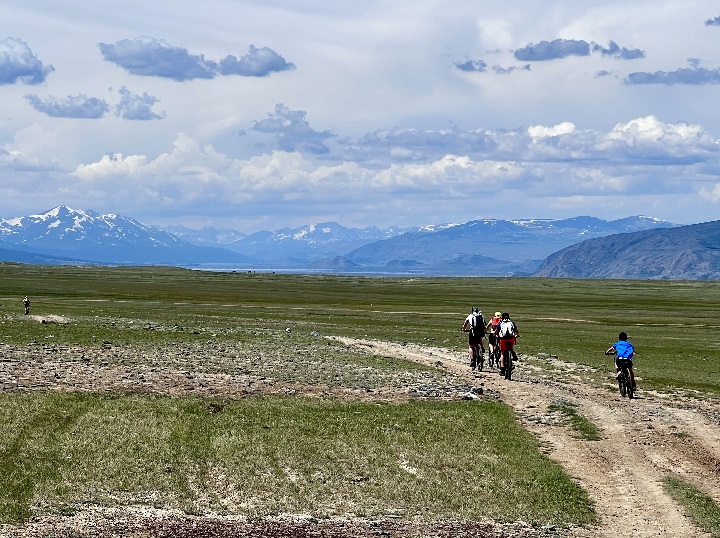 cycling around the twin lakes of Altai Tavan Bogd National Park